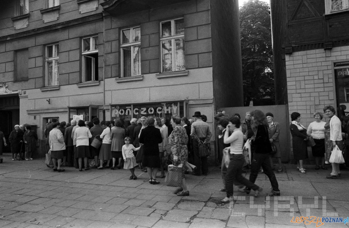 Kolejka przed sklepem z pończochami na ulicy Dąbrowskiego (1981) Foto: Stanisław Wiktor / Cyryl Kolejka przed sklepem z pończochami na ulicy Dąbrowskiego (1981) Foto: Stanisław Wiktor / Cyryl
