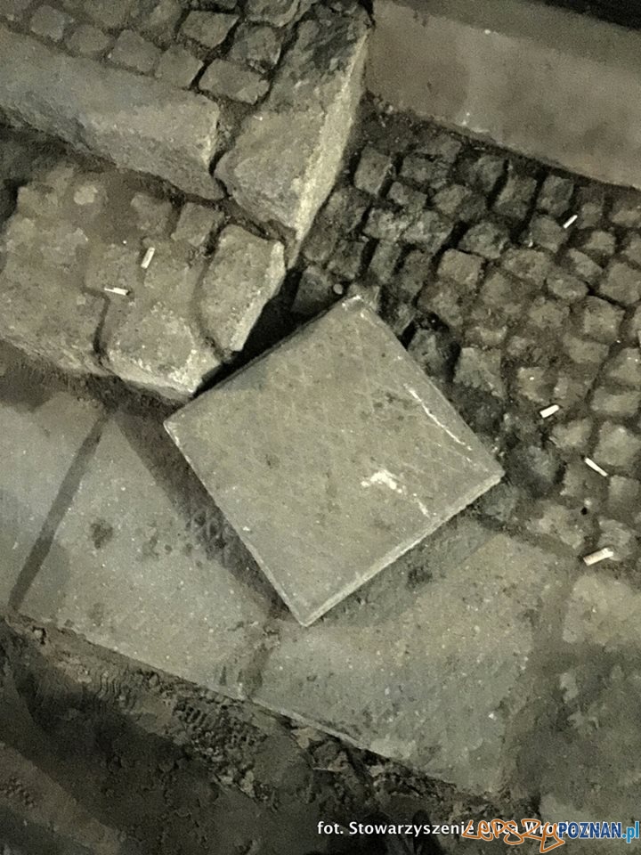 Taką płytą chodnikową pijany meżczyznarzucił w szybkę pubu Foto: Stowarzyszenie Ulica Wrocławska Taką płytą chodnikową pijany meżczyznarzucił w szybkę pubu Foto: Stowarzyszenie Ulica Wrocławska