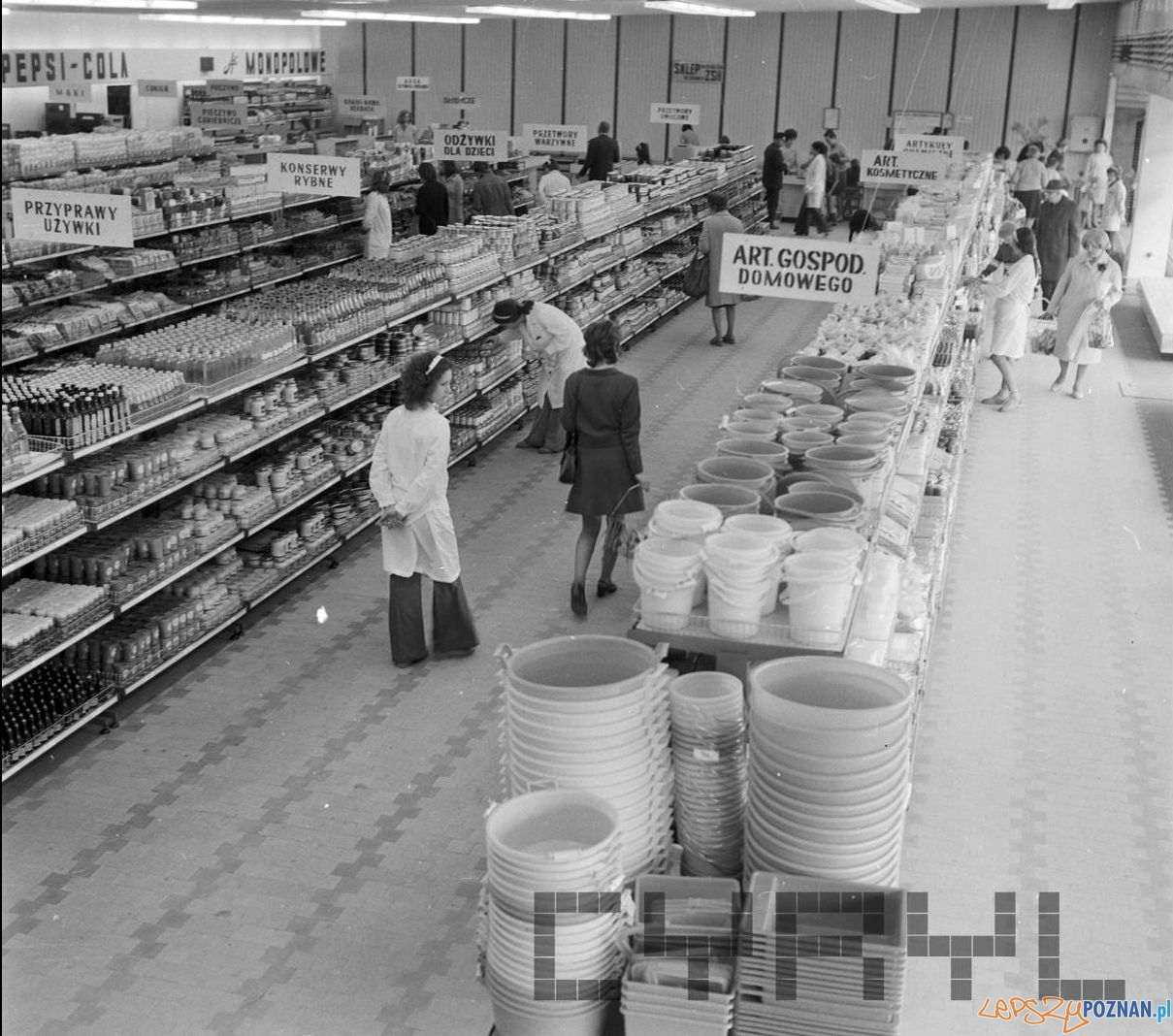 Sklep spożyczywczy - Rataje (1975) Foto: Stanisław Wiktor / Cyryl Sklep spożyczywczy - Rataje (1975) Foto: Stanisław Wiktor / Cyryl