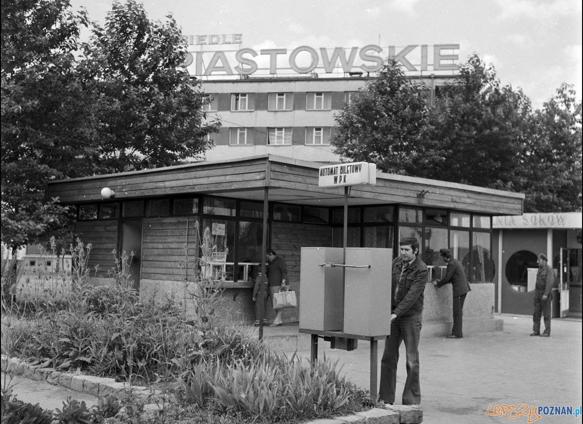 Automat Biletowy na Osiedlu Piastowskim 1979 Foto: Stanisław Wiktor / Cyryl Automat Biletowy na Osiedlu Piastowskim 1979 Foto: Stanisław Wiktor / Cyryl