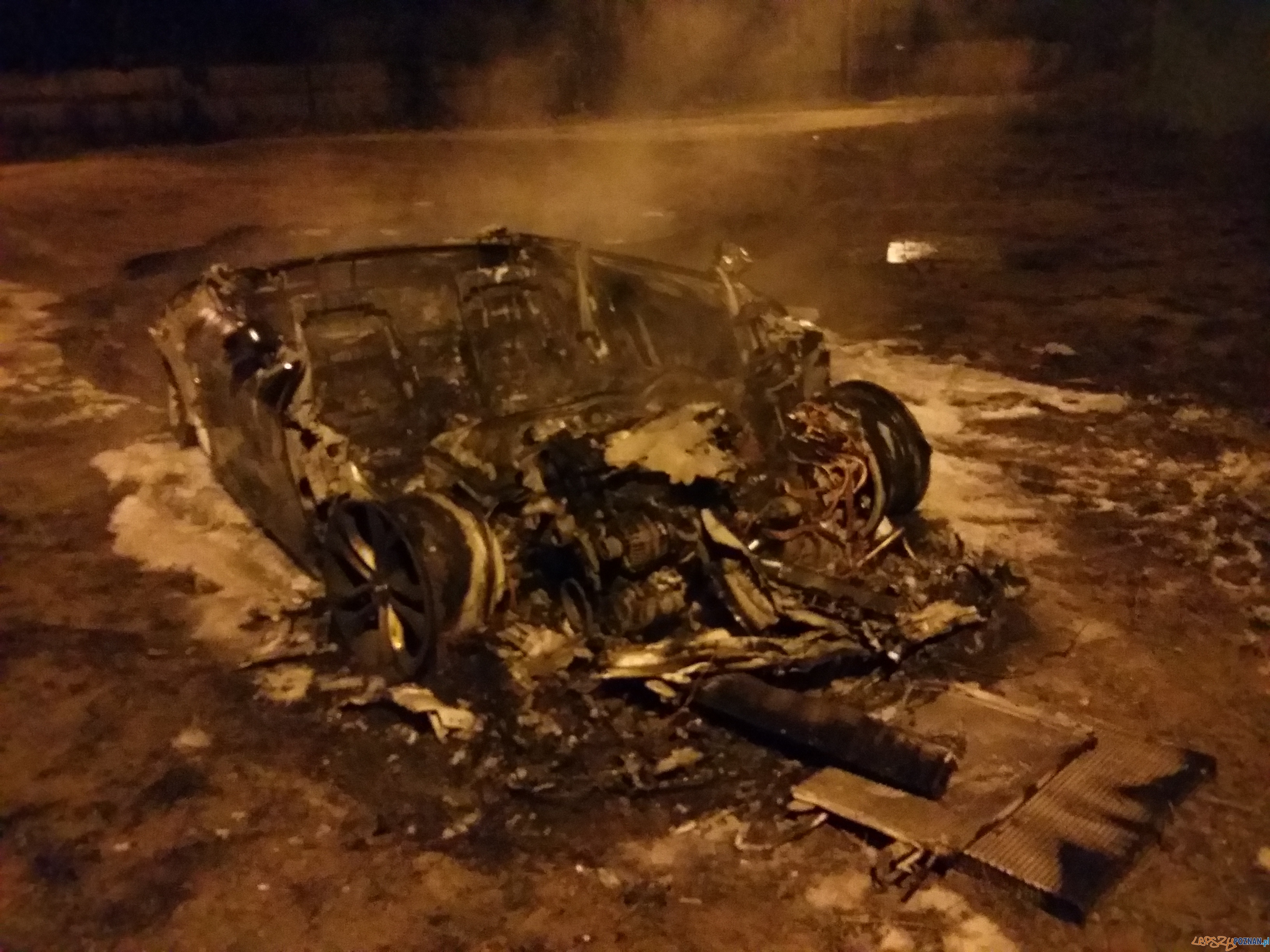 Płonący samochód Foto: lepszyPOZNAN.pl / tab Płonący samochód Foto: lepszyPOZNAN.pl / tab