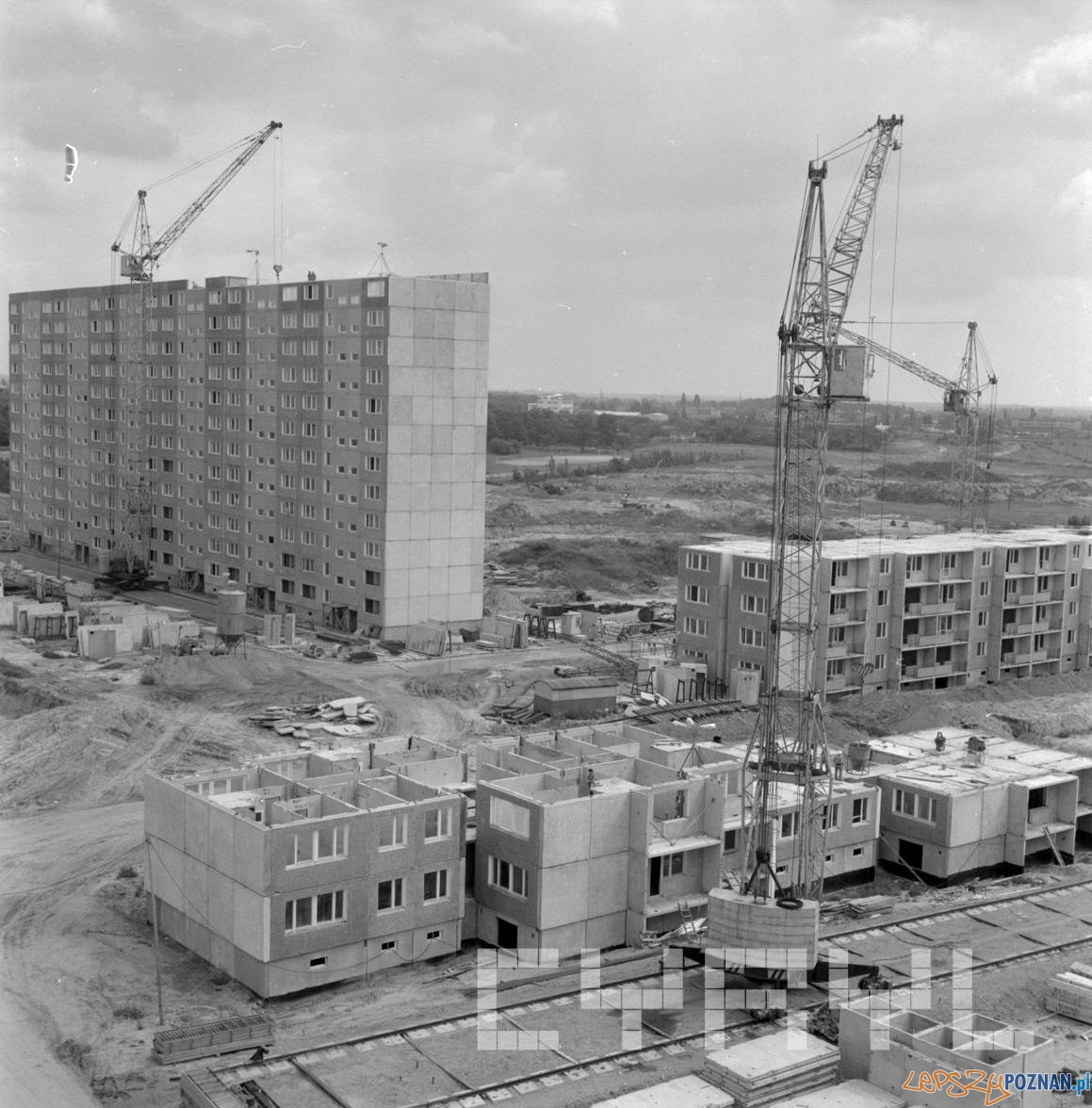 Budowa bloków na Osiedlu Kopernika 1976 Foto: St. Wiktor - Cyryl Budowa bloków na Osiedlu Kopernika 1976 Foto: St. Wiktor - Cyryl