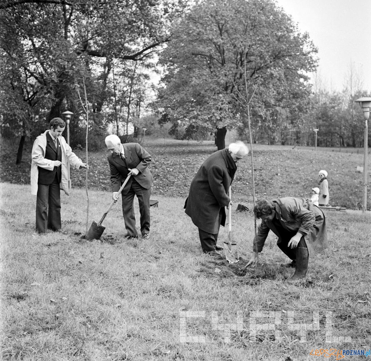 Członkowie Bułgarskiego Frontu Jedności Narodowej sadzą drzewka na Cytadeli 1979 r. Foto: Stanisław Wiktor / Cyryl Członkowie Bułgarskiego Frontu Jedności Narodowej sadzą drzewka na Cytadeli 1979 r. Foto: Stanisław Wiktor / Cyryl