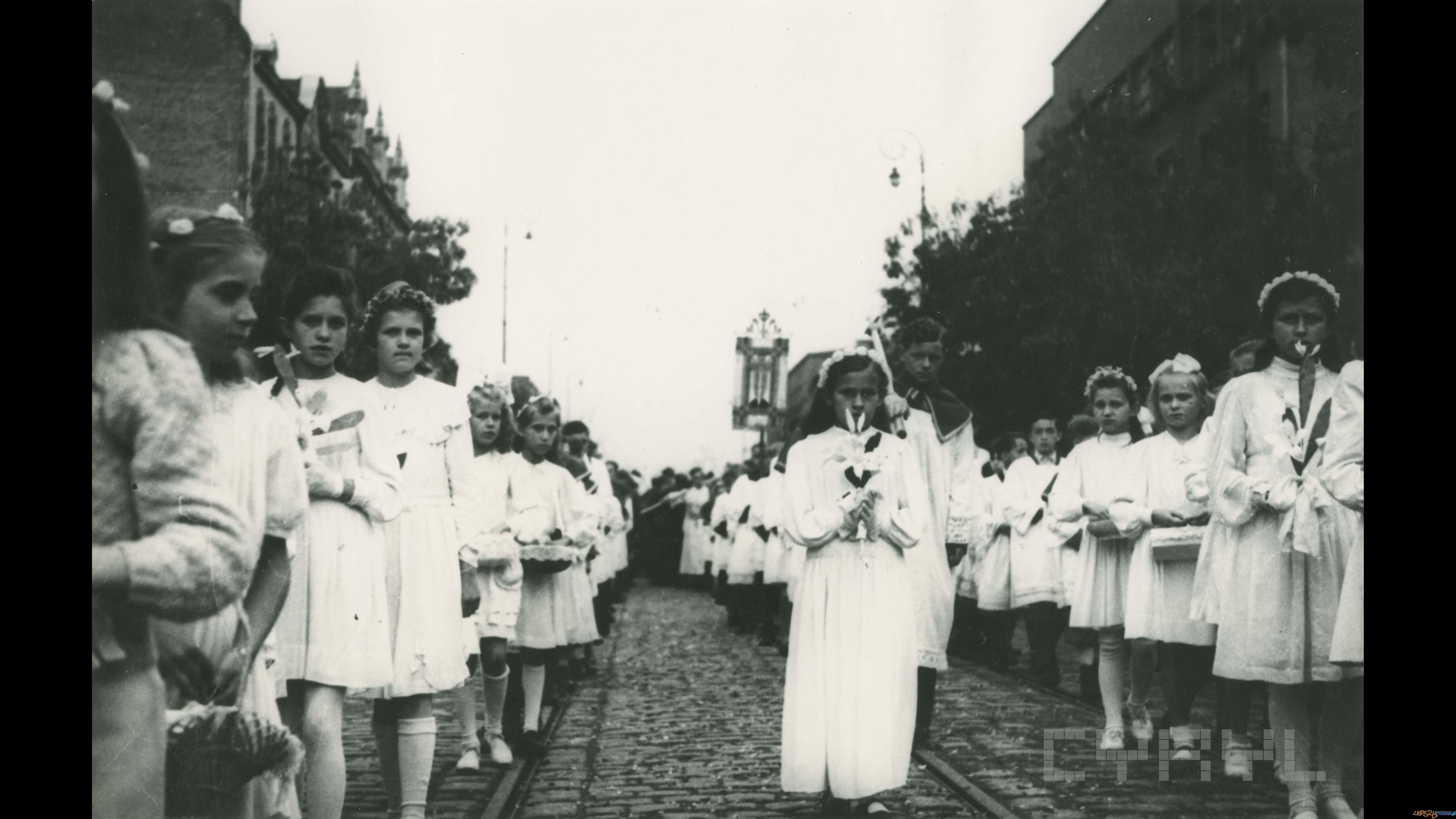 Pierwsza powojenna procesja Bożego Ciała na ul. Marszałka Focha (obecnie ul. Głogowska) | 31.05.1945 Foto: Pierwsza powojenna procesja Bożego Ciała na ul. Marszałka Focha (obecnie ul. Głogowska) | 31.05.1945 Foto:
