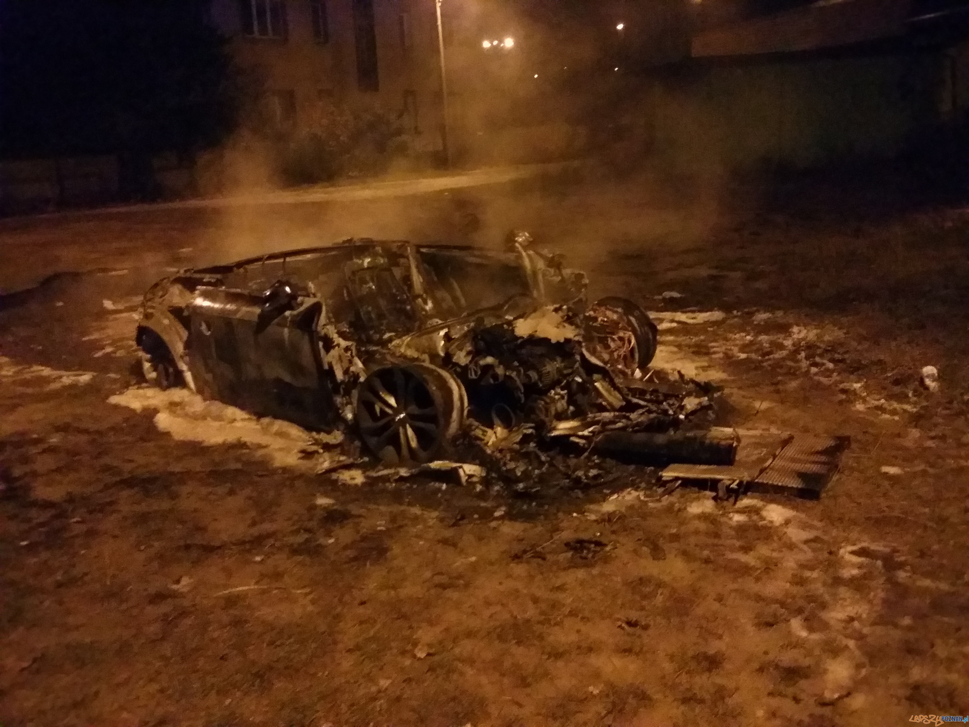 Płonący samochód Foto: lepszyPOZNAN.pl / tab Płonący samochód Foto: lepszyPOZNAN.pl / tab