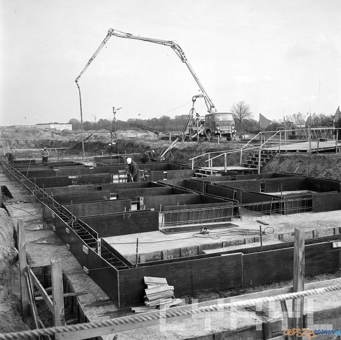 Fundamenty pierwszych blokow na Kopernika 4.11.1976 Foto: St. Wiktor / Cyryl Fundamenty pierwszych blokow na Kopernika 4.11.1976 Foto: St. Wiktor / Cyryl