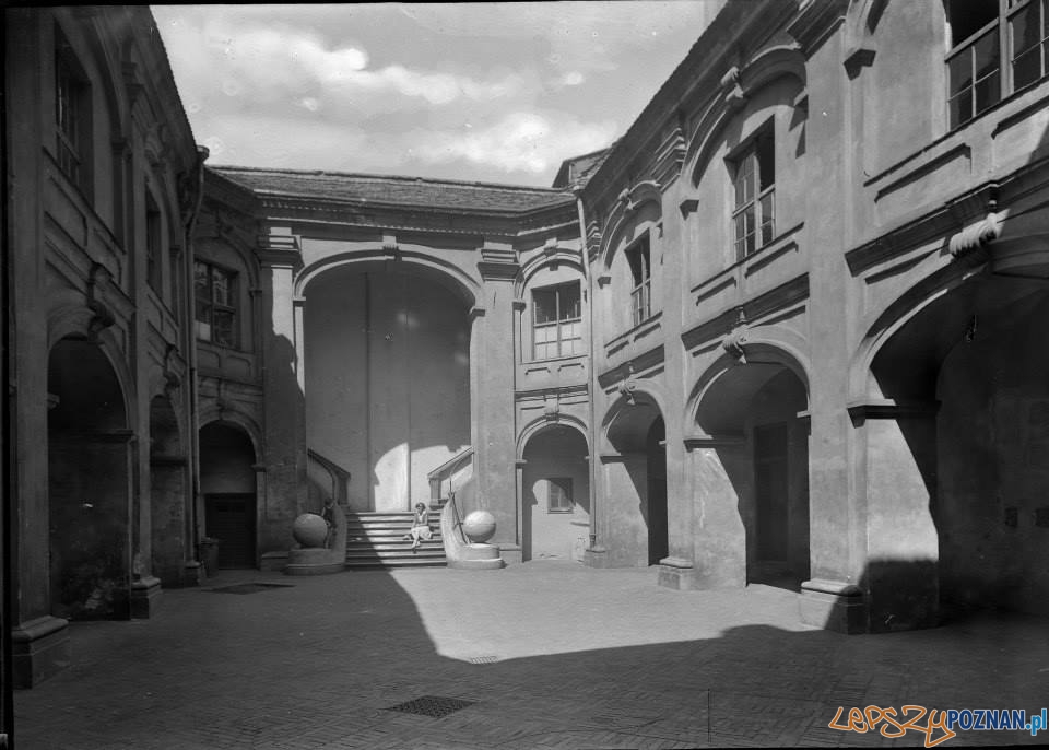 Dziedziniec Szkoły Baletowrej po wojnie  Foto: Gołębia Inspiruje/facebook