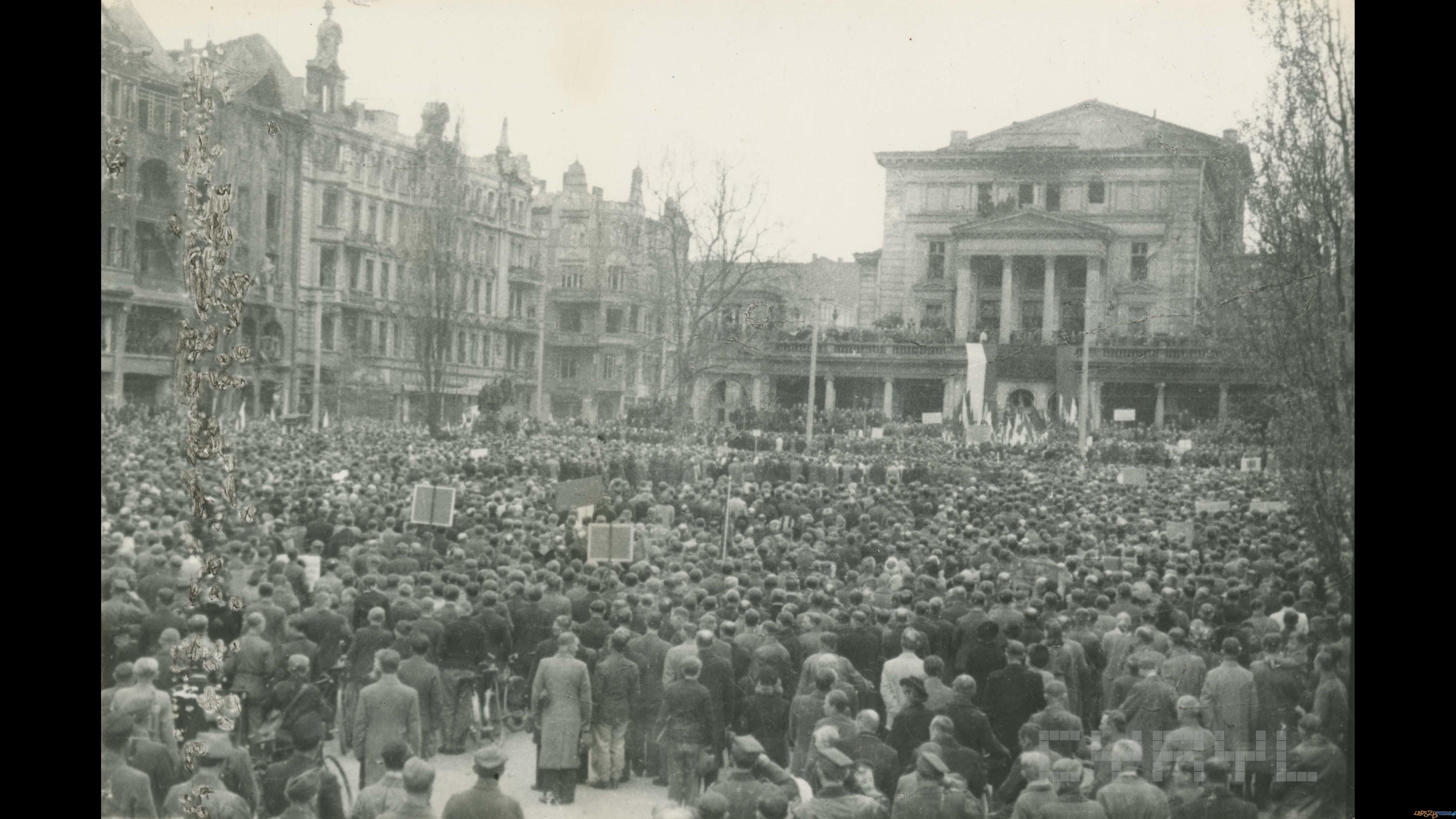 Manifestacja pierwszomajowa na pl. Wolności | 01.05.1945 Foto: Manifestacja pierwszomajowa na pl. Wolności | 01.05.1945 Foto: