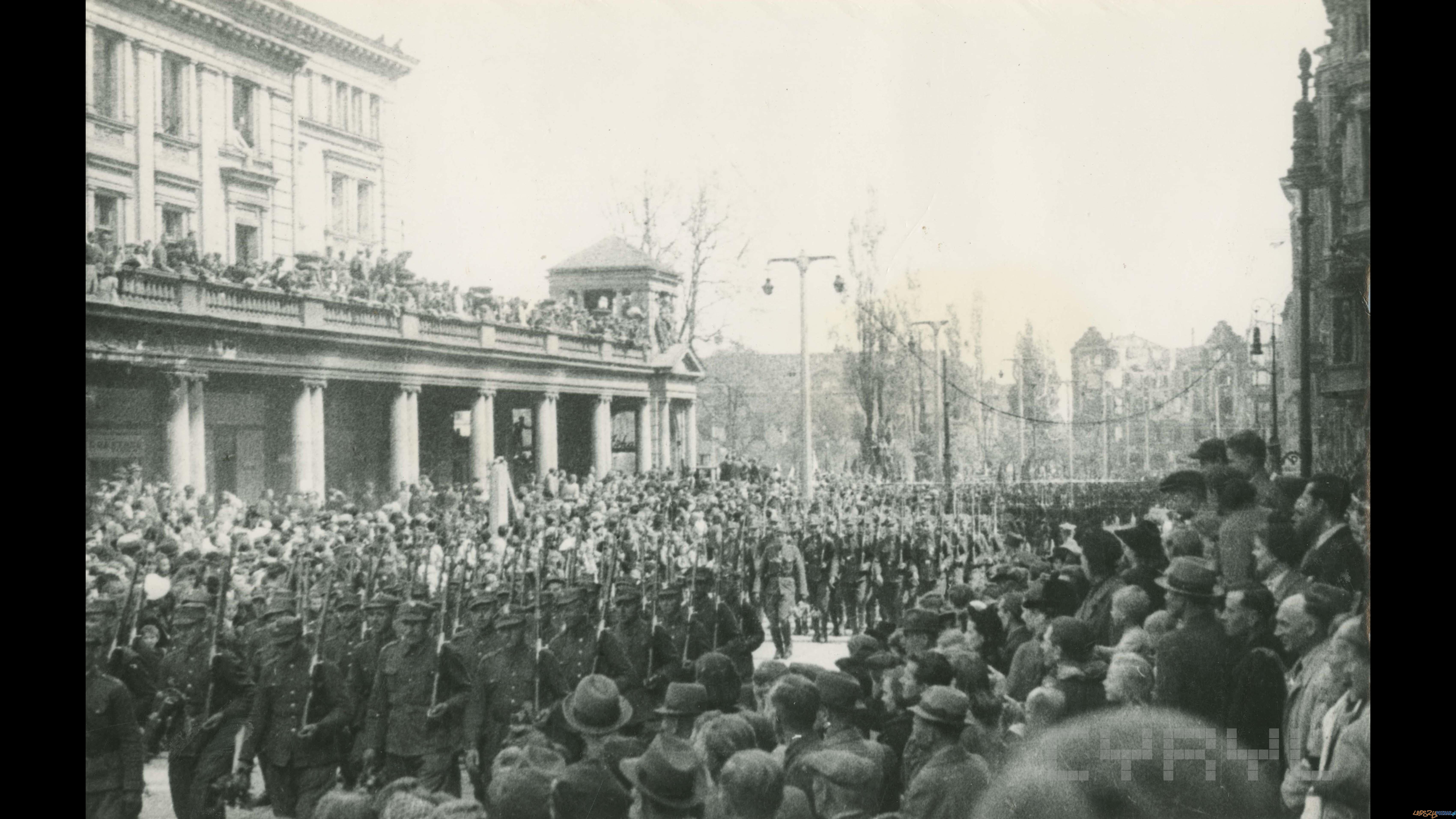 Defilada oddziałów Wojska Polskiego na pl. Wolności z okazji kapitulacji Niemiec | 09.05.1945 Foto: Defilada oddziałów Wojska Polskiego na pl. Wolności z okazji kapitulacji Niemiec | 09.05.1945 Foto:
