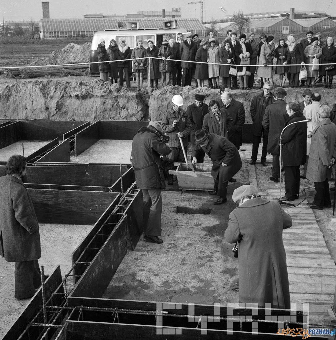 Wmurowanie aktu erekcyjnego - Osiedle Kopernika 4.11.1974 Foto: St Wiktor - Cyryl Wmurowanie aktu erekcyjnego - Osiedle Kopernika 4.11.1974 Foto: St Wiktor - Cyryl