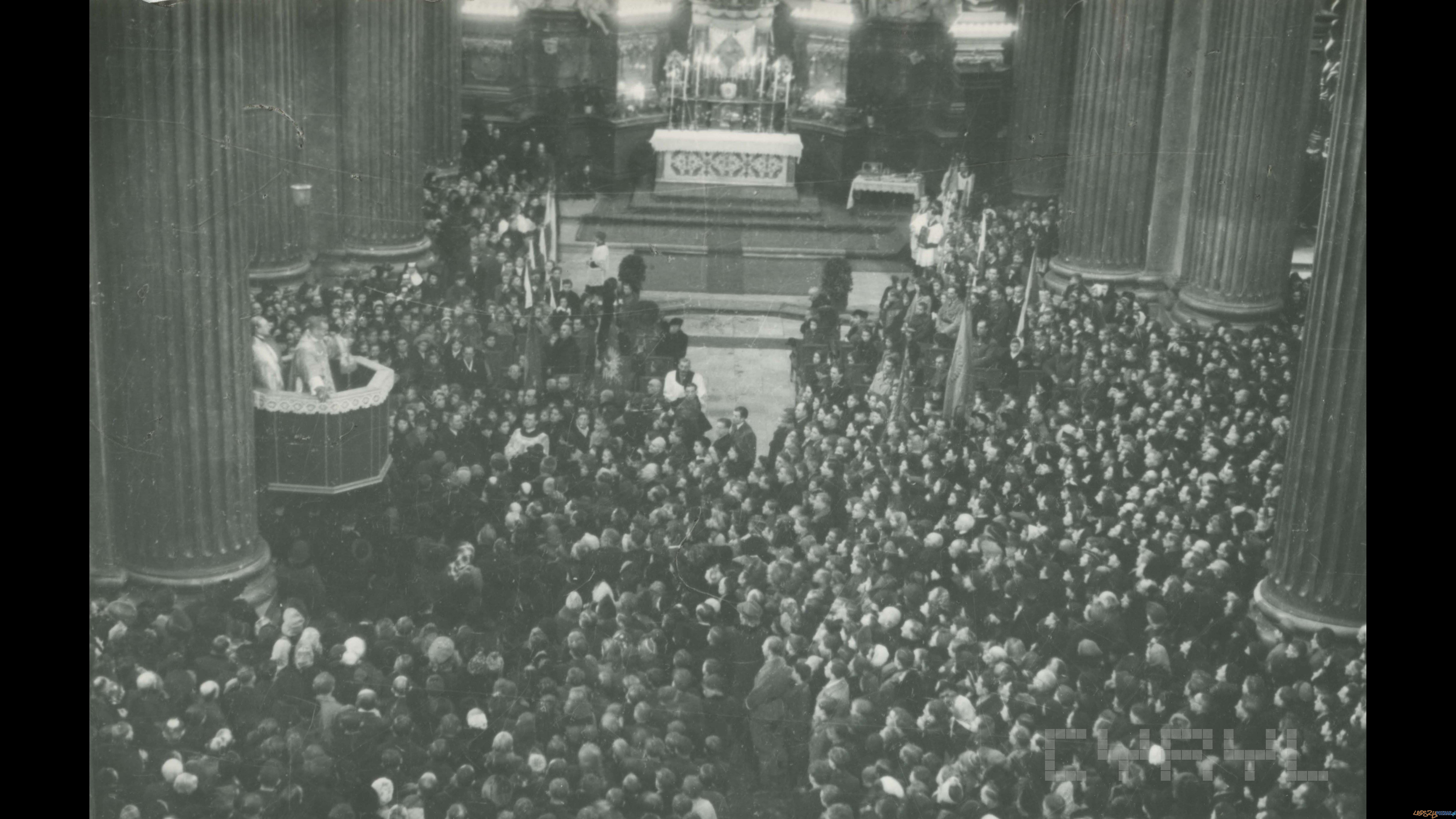 Pierwsza powojenna procesja Bożego Ciała na Rynku Łazarskim | 31.05.1945 Foto: Pierwsza powojenna procesja Bożego Ciała na Rynku Łazarskim | 31.05.1945 Foto: