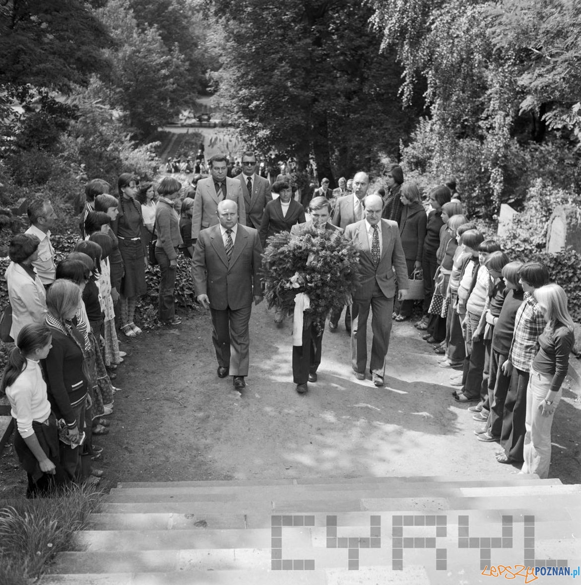 Uroczystość składania kwiatów pod pomnikiem PPR 1979 r. Foto: Stanisław Wiktor / Cyryl Uroczystość składania kwiatów pod pomnikiem PPR 1979 r. Foto: Stanisław Wiktor / Cyryl