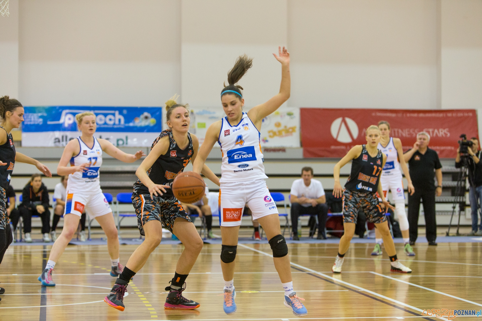 ENEA AZS Poznań - UKS Basket SMS Aleksandrów Łódzki Foto: lepszyPOZNAN.pl / Piotr Rychter ENEA AZS Poznań - UKS Basket SMS Aleksandrów Łódzki Foto: lepszyPOZNAN.pl / Piotr Rychter
