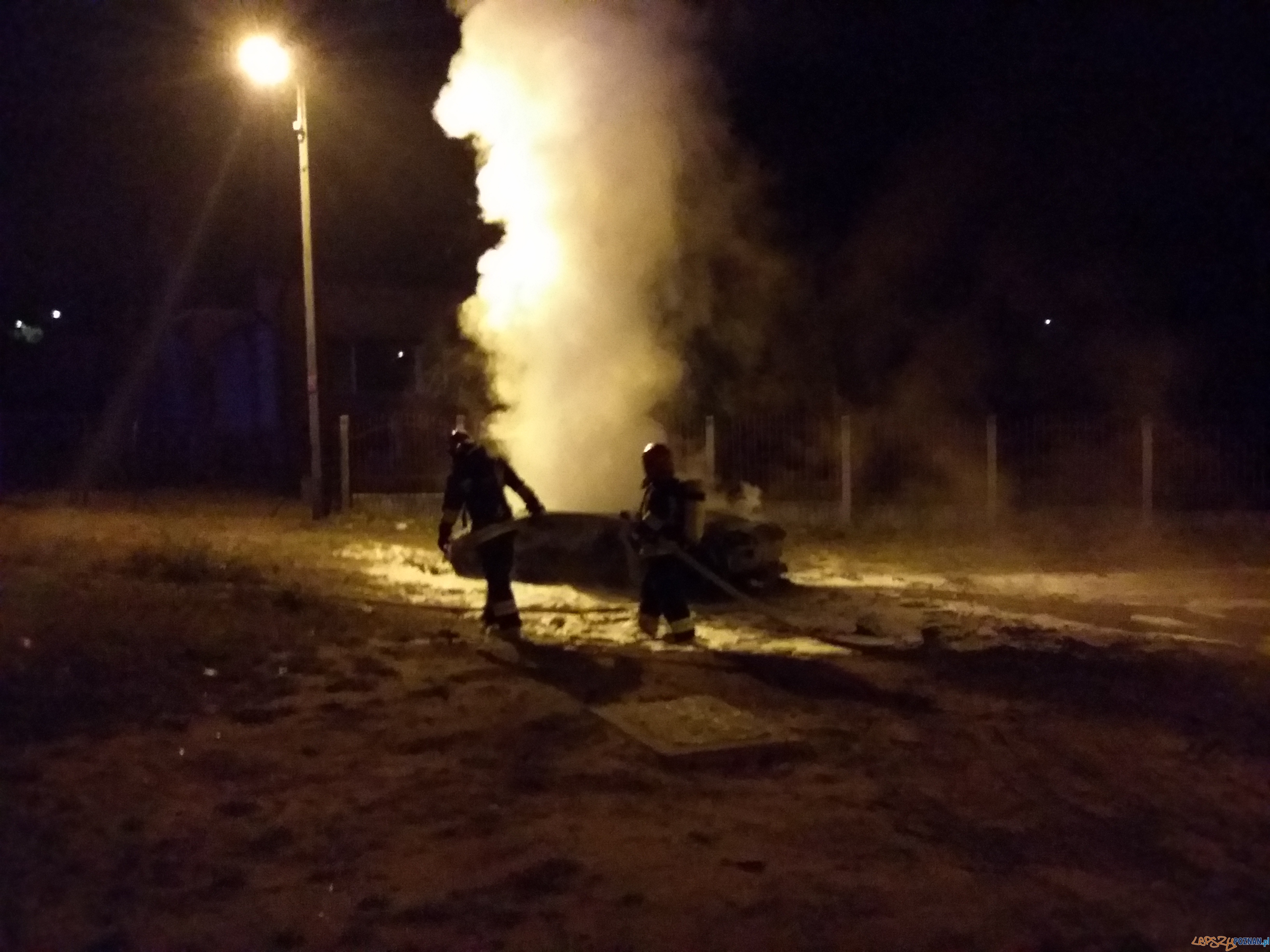 Płonący samochód Foto: lepszyPOZNAN.pl / tab Płonący samochód Foto: lepszyPOZNAN.pl / tab