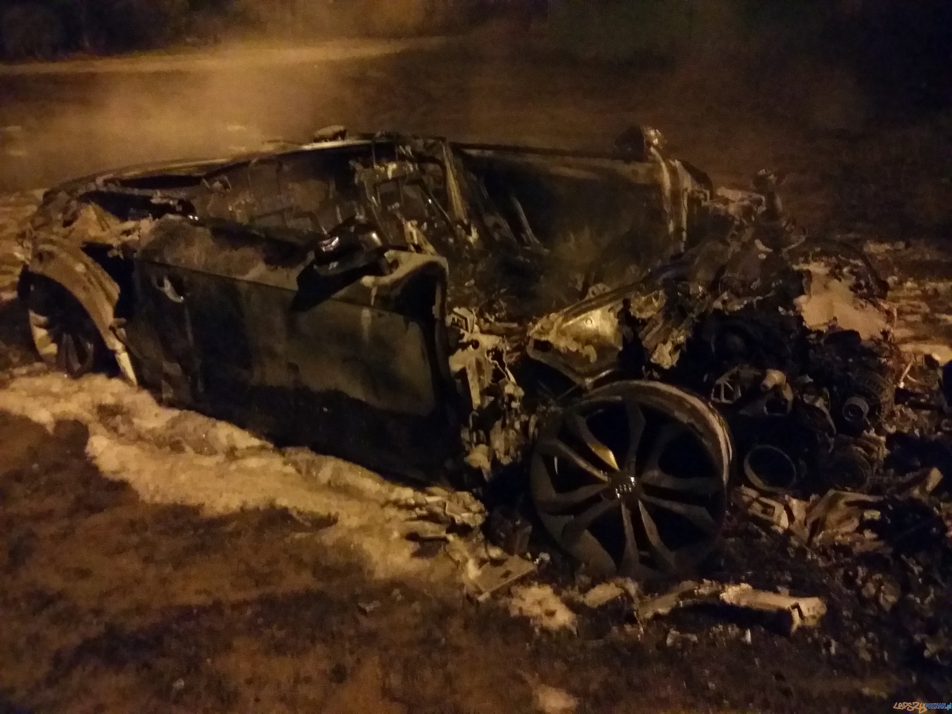 Płonący samochód Foto: lepszyPOZNAN.pl / tab Płonący samochód Foto: lepszyPOZNAN.pl / tab