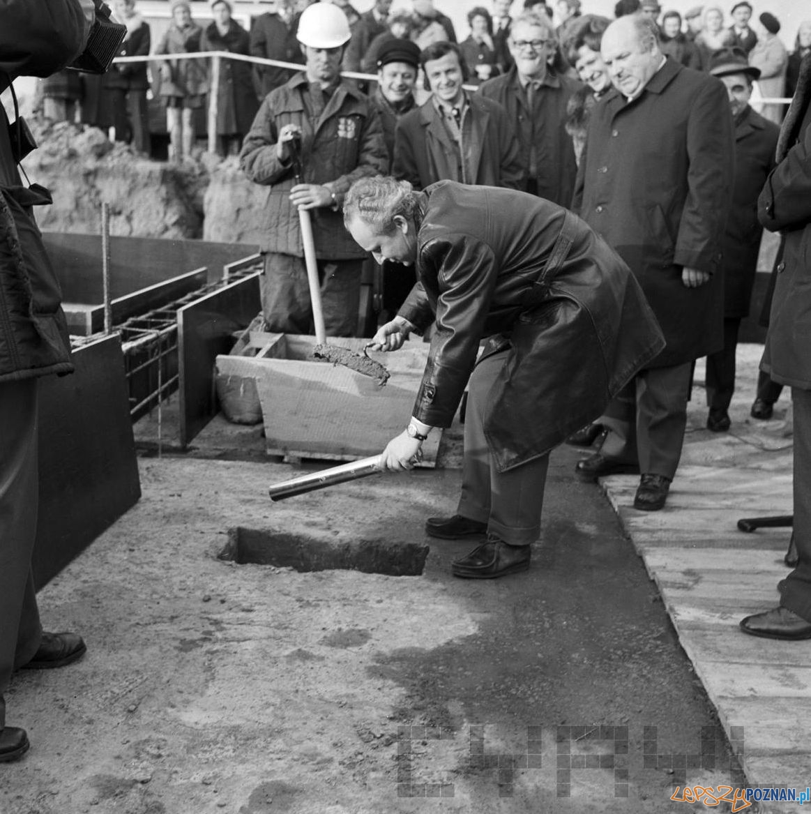 Akt erekcyjny na Osiedlu Kopernika 4.11.1974 Foto: Stanisław Wiktor Cyryl Akt erekcyjny na Osiedlu Kopernika 4.11.1974 Foto: Stanisław Wiktor Cyryl