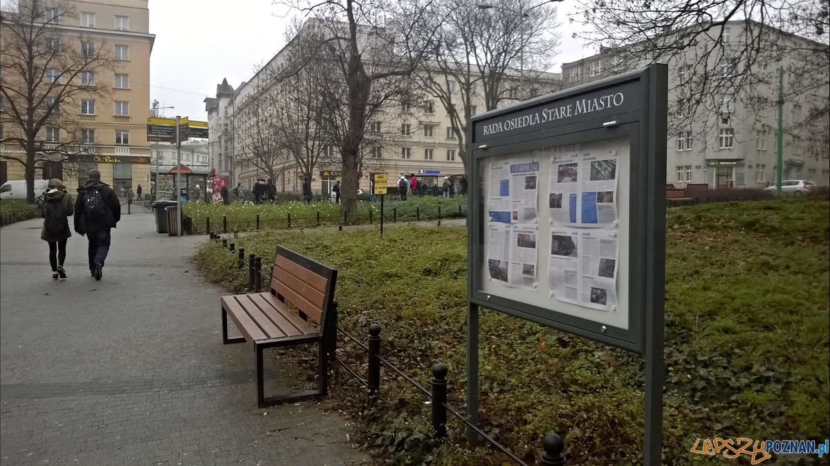 Tablica na Pl. Cyryla Ratajskiego Foto: Tablica na Pl. Cyryla Ratajskiego Foto: