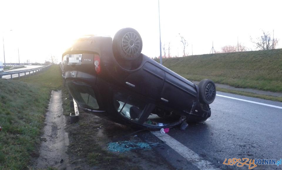 Dachowanie na węźle Krzesiny Foto: mł. kpt. Paweł Zieliński Dachowanie na węźle Krzesiny Foto: mł. kpt. Paweł Zieliński