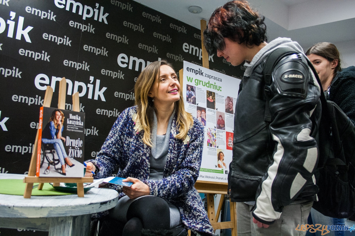 Monika Kuszyńska w empiku (14.12.2015) Foto: © lepszyPOZNAN.pl / Karolina Kiraga Monika Kuszyńska w empiku (14.12.2015) Foto: © lepszyPOZNAN.pl / Karolina Kiraga