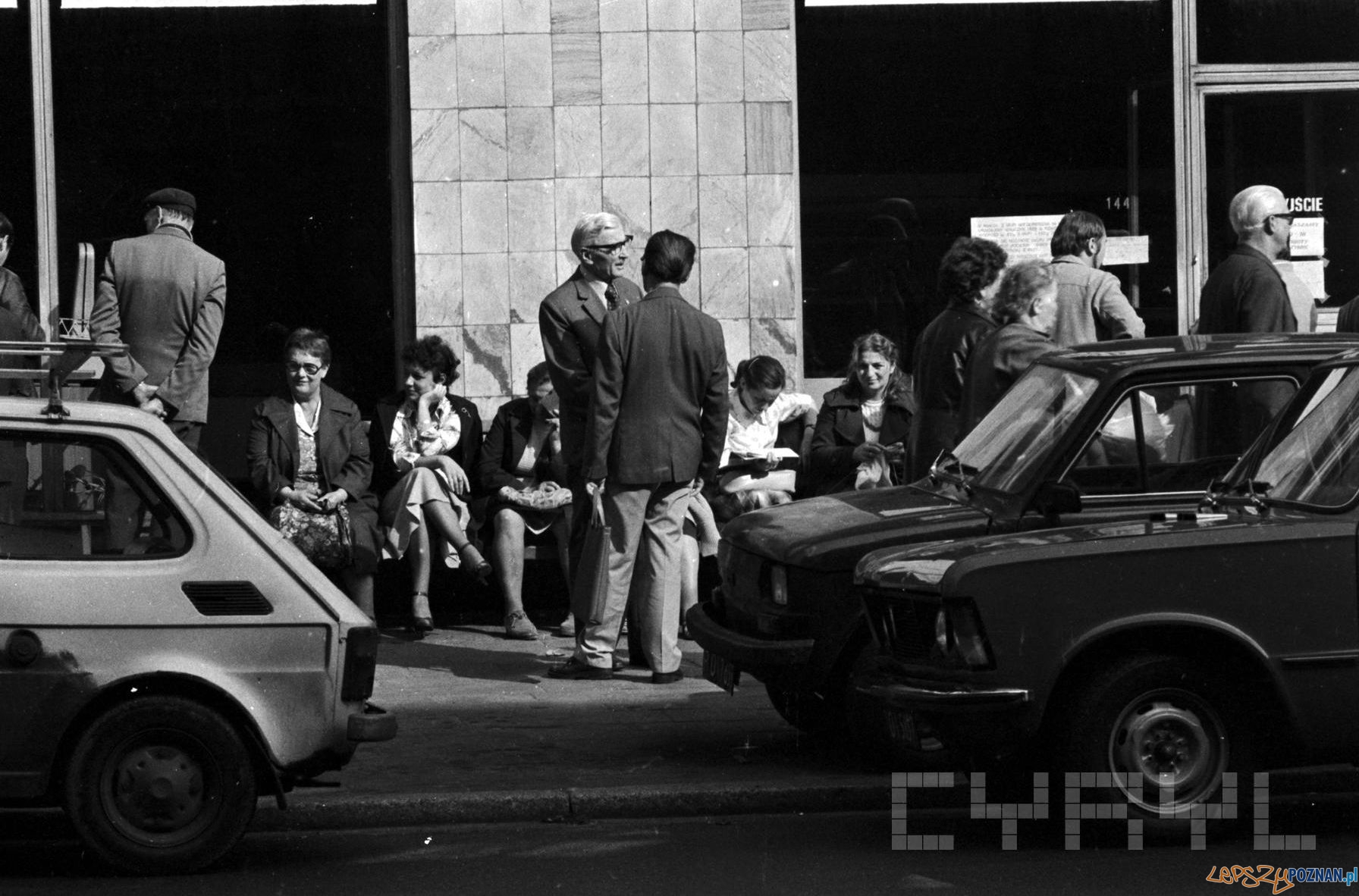 Klienci oczekujący na otwarcie sklepu - 1981 Foto: Stanisław Wiktor / Cyryl Klienci oczekujący na otwarcie sklepu - 1981 Foto: Stanisław Wiktor / Cyryl