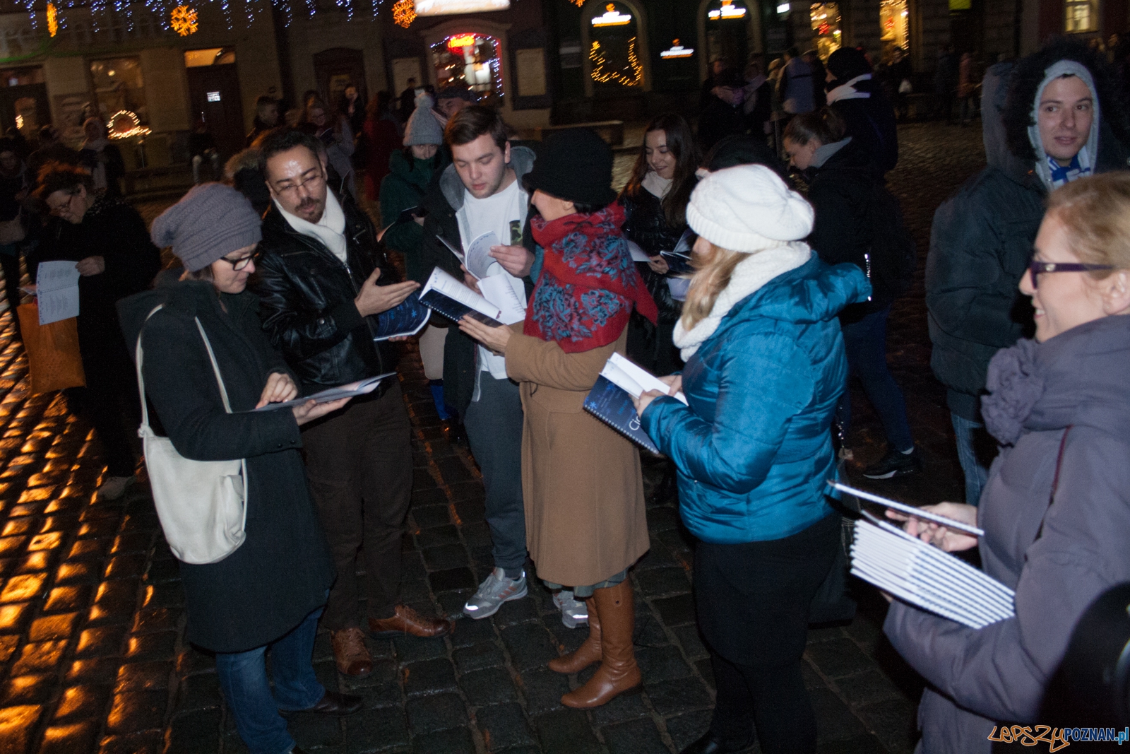 Jedna kolęda w wielu językach - Cicha Noc (17.12.2015) Foto: © lepszyPOZNAN.pl / Karolina Kiraga Jedna kolęda w wielu językach - Cicha Noc (17.12.2015) Foto: © lepszyPOZNAN.pl / Karolina Kiraga