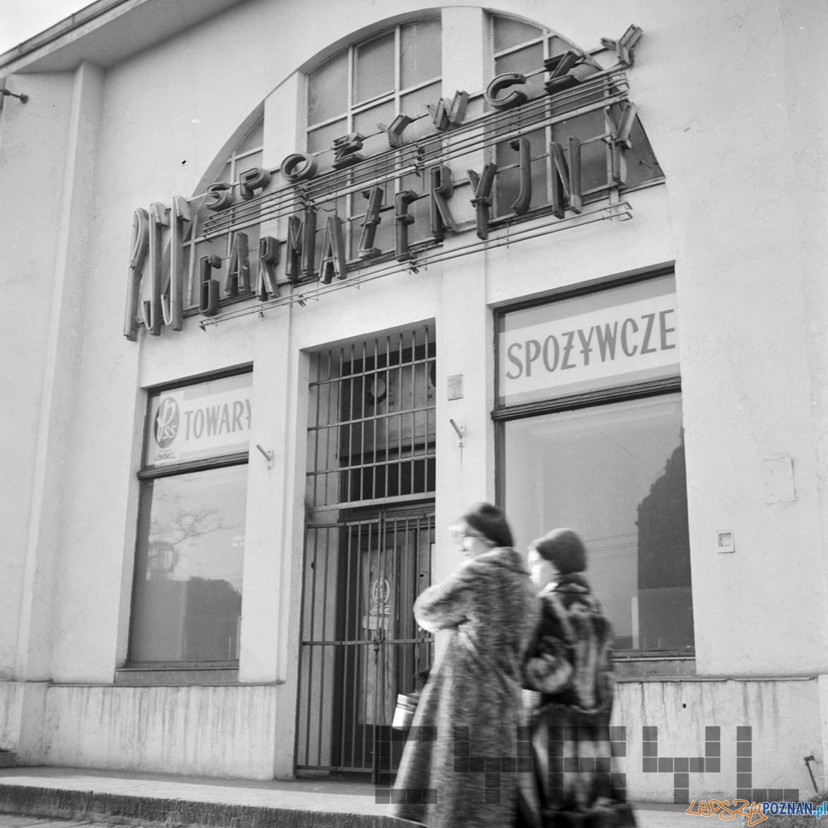 Sklep garnażeryjny na Głogowskiej - 1974 Foto: Stanisław Wiktor / Cyryl Sklep garnażeryjny na Głogowskiej - 1974 Foto: Stanisław Wiktor / Cyryl