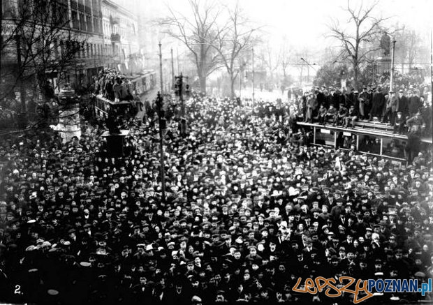 Plac Wolnosci - poznaniacy sluchajacy przemowienia Paderewskiego Foto: Wielkopolskie Muzeum Walk Niepodległościowych Plac Wolnosci - poznaniacy sluchajacy przemowienia Paderewskiego Foto: Wielkopolskie Muzeum Walk Niepodległościowych