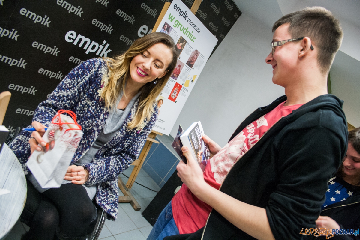 Monika Kuszyńska w empiku (14.12.2015) Foto: © lepszyPOZNAN.pl / Karolina Kiraga Monika Kuszyńska w empiku (14.12.2015) Foto: © lepszyPOZNAN.pl / Karolina Kiraga