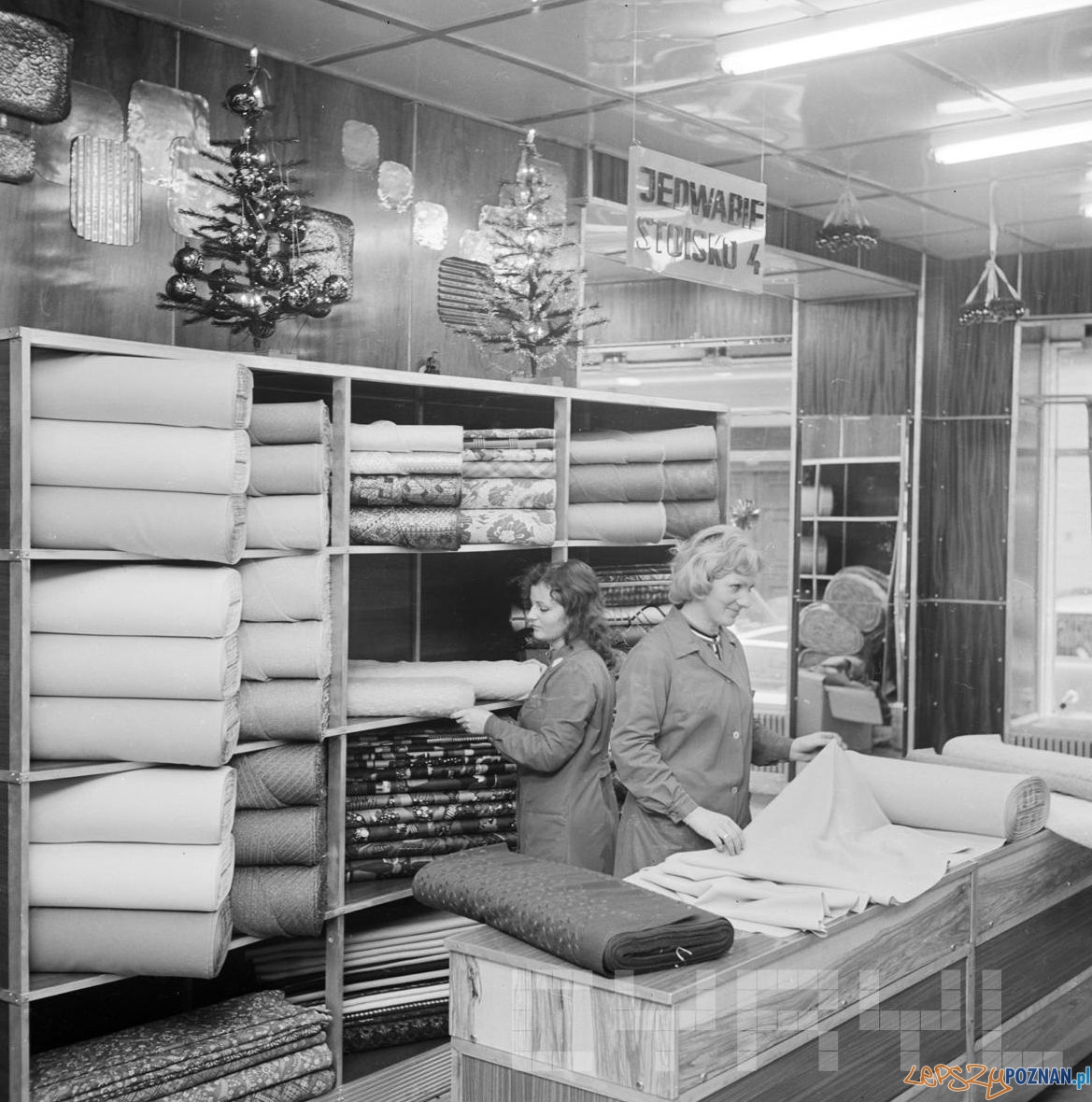 Sklep z materiałami ul. Garbary - 1975 Foto: Stanisław Wiktor / Cyryl Sklep z materiałami ul. Garbary - 1975 Foto: Stanisław Wiktor / Cyryl