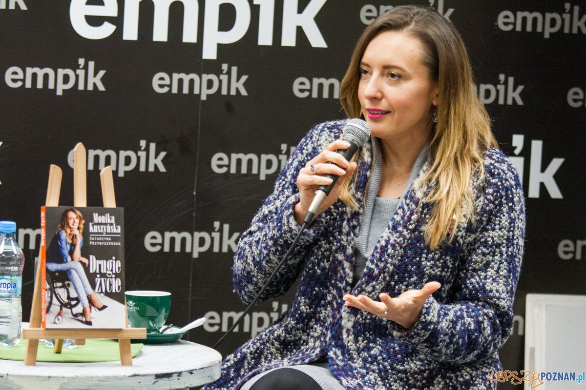 Monika Kuszyńska w empiku (14.12.2015) Foto: © lepszyPOZNAN.pl / Karolina Kiraga Monika Kuszyńska w empiku (14.12.2015) Foto: © lepszyPOZNAN.pl / Karolina Kiraga