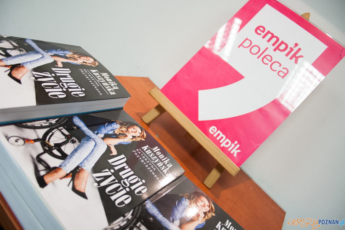 Monika Kuszyńska w empiku (14.12.2015) Foto: © lepszyPOZNAN.pl / Karolina Kiraga Monika Kuszyńska w empiku (14.12.2015) Foto: © lepszyPOZNAN.pl / Karolina Kiraga