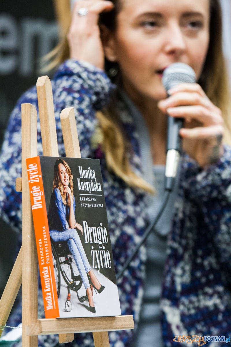Monika Kuszyńska w empiku (14.12.2015) Foto: © lepszyPOZNAN.pl / Karolina Kiraga Monika Kuszyńska w empiku (14.12.2015) Foto: © lepszyPOZNAN.pl / Karolina Kiraga