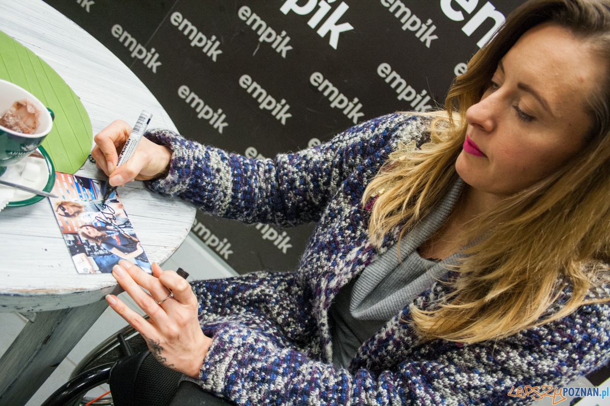 Monika Kuszyńska w empiku (14.12.2015) Foto: © lepszyPOZNAN.pl / Karolina Kiraga Monika Kuszyńska w empiku (14.12.2015) Foto: © lepszyPOZNAN.pl / Karolina Kiraga