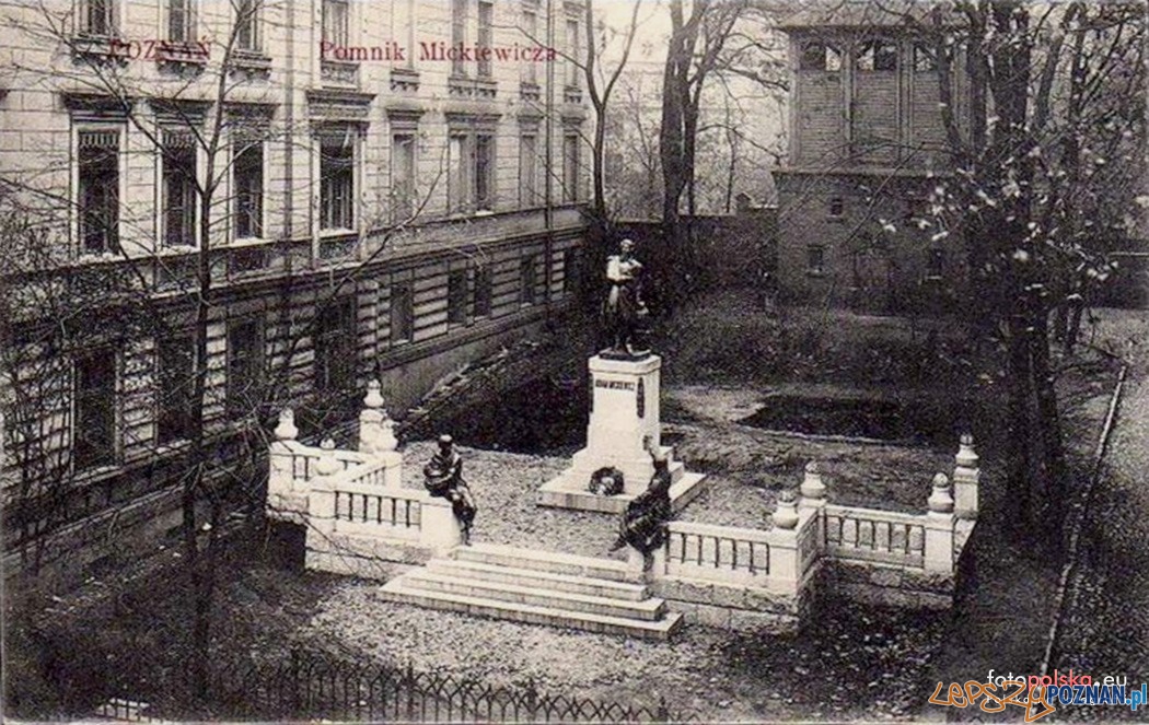 Pomnik Mickiewicza przy Kościele Foto: fotopolska Pomnik Mickiewicza przy Kościele Foto: fotopolska