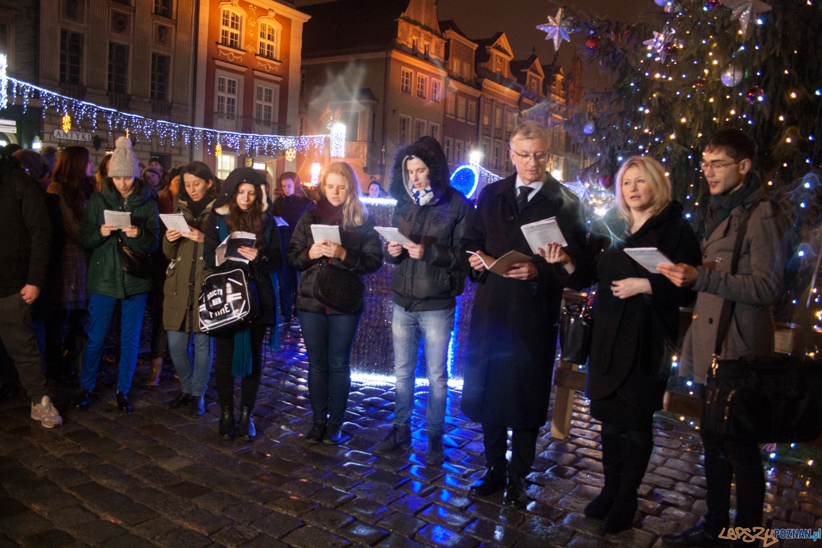 Jedna kolęda w wielu językach - Cicha Noc (17.12.2015) Foto: © lepszyPOZNAN.pl / Karolina Kiraga Jedna kolęda w wielu językach - Cicha Noc (17.12.2015) Foto: © lepszyPOZNAN.pl / Karolina Kiraga