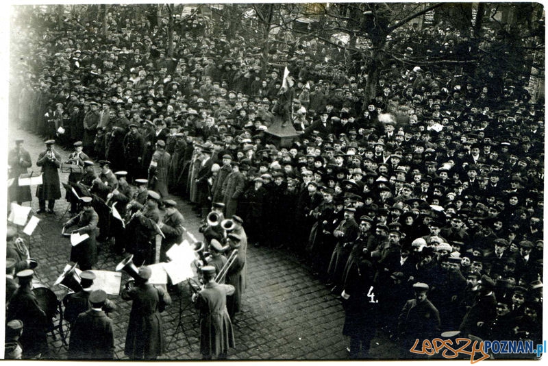 Koncert uliczny pierwszej polskiej orkiestry wojskowej przed Hotelem Bazar; Poznań, styczeń 1919, Zbiory MNP-WMW Foto: Koncert uliczny pierwszej polskiej orkiestry wojskowej przed Hotelem Bazar; Poznań, styczeń 1919, Zbiory MNP-WMW Foto: