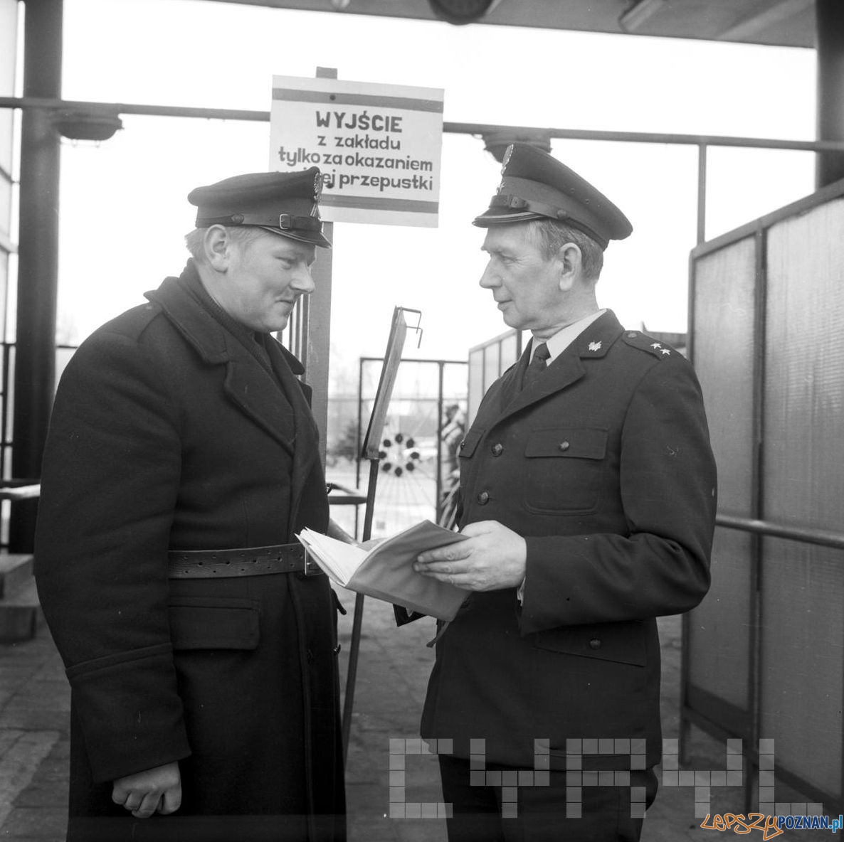Funkcjonariusze Straży Przemysłowej Fabryki Łożysk Tocznych 19.04.1975 Foto: Stanisław Wiktor / Cyryl Funkcjonariusze Straży Przemysłowej Fabryki Łożysk Tocznych 19.04.1975 Foto: Stanisław Wiktor / Cyryl