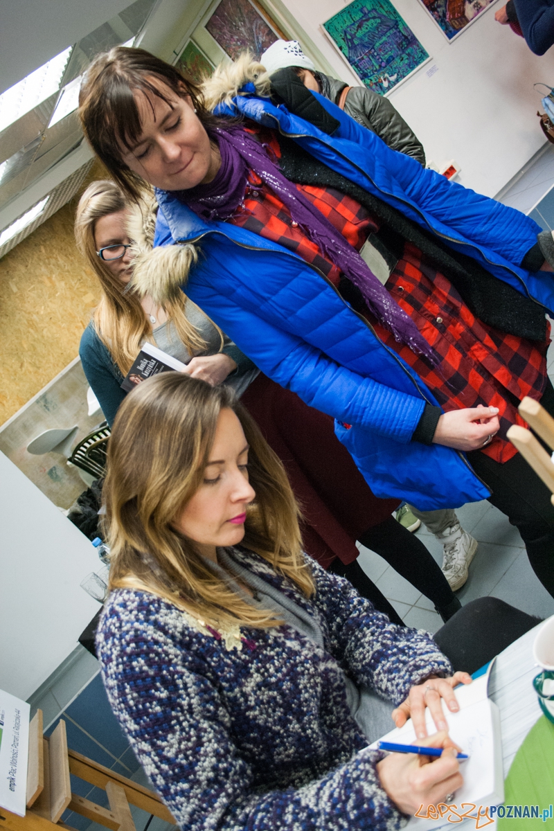 Monika Kuszyńska w empiku (14.12.2015) Foto: © lepszyPOZNAN.pl / Karolina Kiraga Monika Kuszyńska w empiku (14.12.2015) Foto: © lepszyPOZNAN.pl / Karolina Kiraga