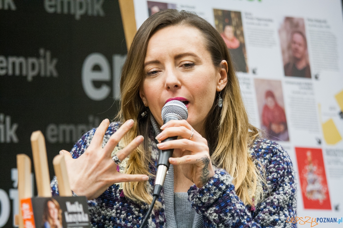 Monika Kuszyńska w empiku (14.12.2015) Foto: © lepszyPOZNAN.pl / Karolina Kiraga Monika Kuszyńska w empiku (14.12.2015) Foto: © lepszyPOZNAN.pl / Karolina Kiraga