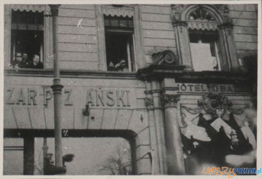 Oficerowie i goście hotelu Bazar w Poznaniu, w oknach pierwszego piętra od strony alei Marcinkowskiego, w dniach powstania wielkopolskiego 1918 - 1919 Foto: Archiwum Państwowe w Poznaniu Oficerowie i goście hotelu Bazar w Poznaniu, w oknach pierwszego piętra od strony alei Marcinkowskiego, w dniach powstania wielkopolskiego 1918 - 1919 Foto: Archiwum Państwowe w Poznaniu