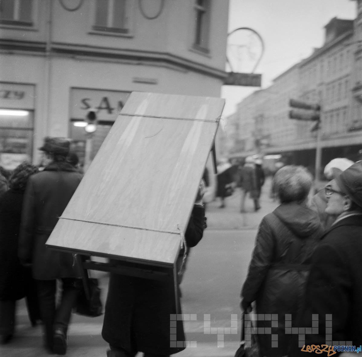 Udane zakupy! Ratajczaka - Armii Czewonej - Św. Marcin - 1975 Foto: Stanisław Wiktor / Cyryl Udane zakupy! Ratajczaka - Armii Czewonej - Św. Marcin - 1975 Foto: Stanisław Wiktor / Cyryl