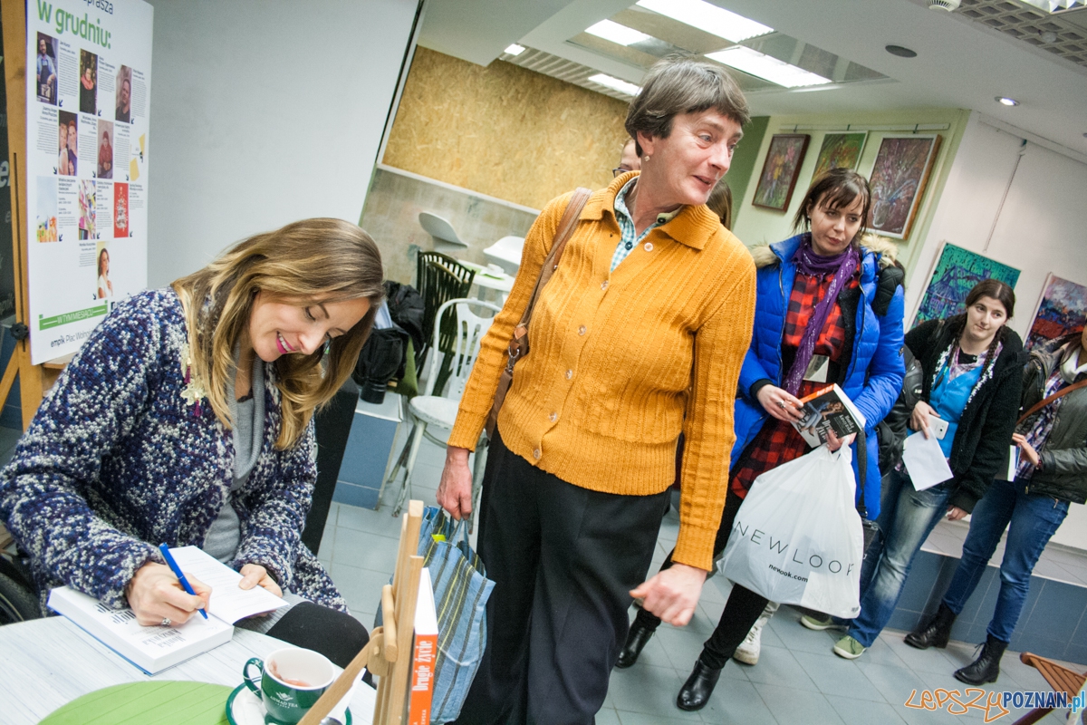 Monika Kuszyńska w empiku (14.12.2015) Foto: © lepszyPOZNAN.pl / Karolina Kiraga Monika Kuszyńska w empiku (14.12.2015) Foto: © lepszyPOZNAN.pl / Karolina Kiraga