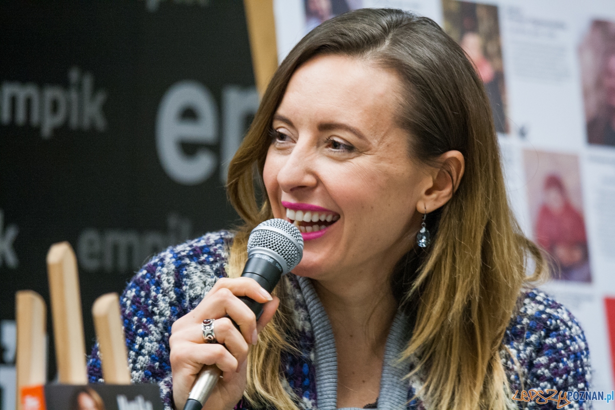 Monika Kuszyńska w empiku (14.12.2015) Foto: © lepszyPOZNAN.pl / Karolina Kiraga Monika Kuszyńska w empiku (14.12.2015) Foto: © lepszyPOZNAN.pl / Karolina Kiraga