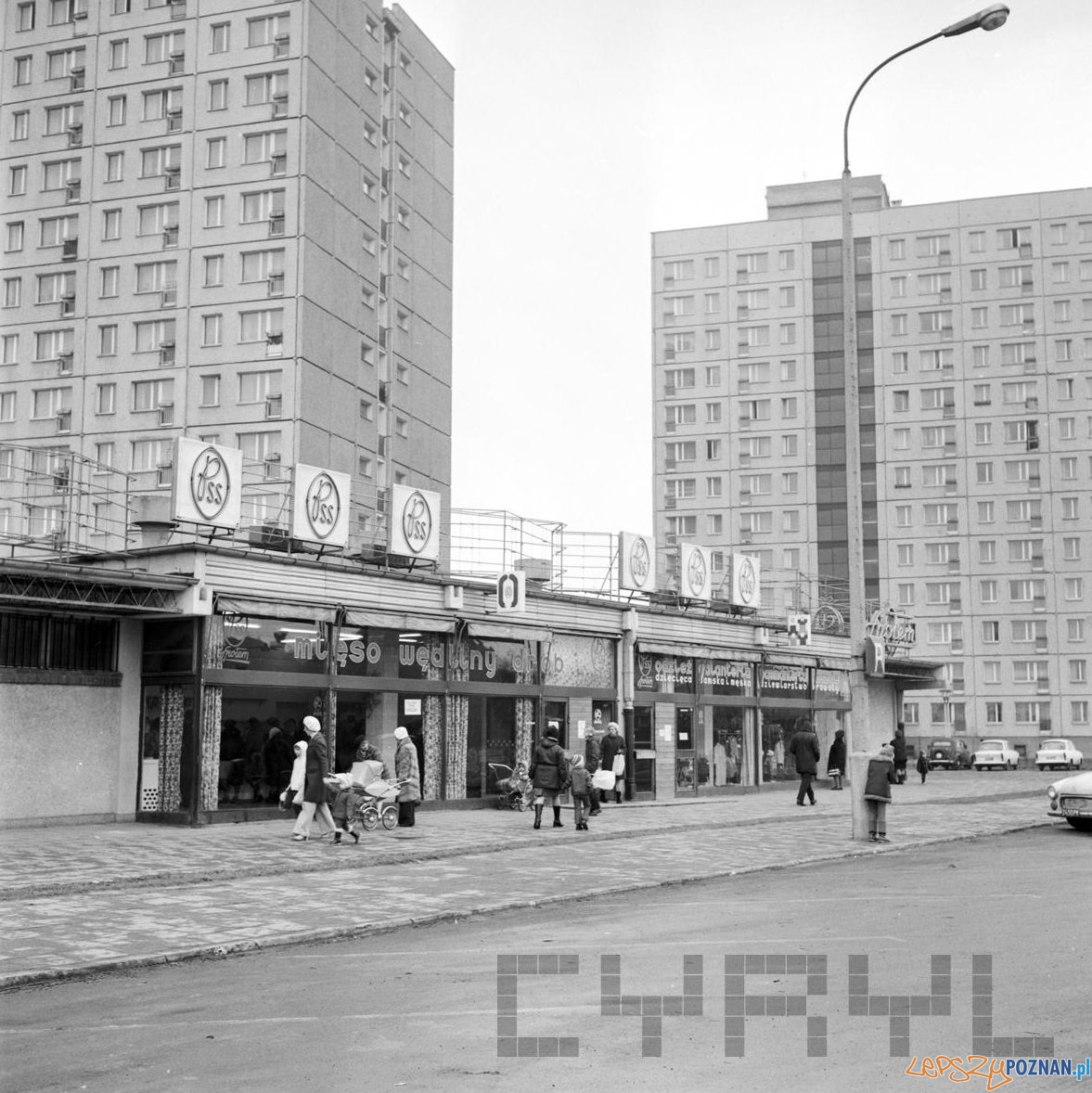 Sklep Społem na Winogradach - 1974 Foto: Stanisław Wiktor / Cyryl Sklep Społem na Winogradach - 1974 Foto: Stanisław Wiktor / Cyryl