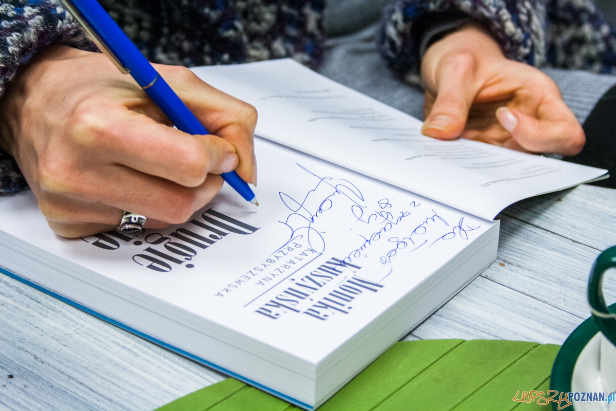 Monika Kuszyńska w empiku (14.12.2015) Foto: © lepszyPOZNAN.pl / Karolina Kiraga Monika Kuszyńska w empiku (14.12.2015) Foto: © lepszyPOZNAN.pl / Karolina Kiraga