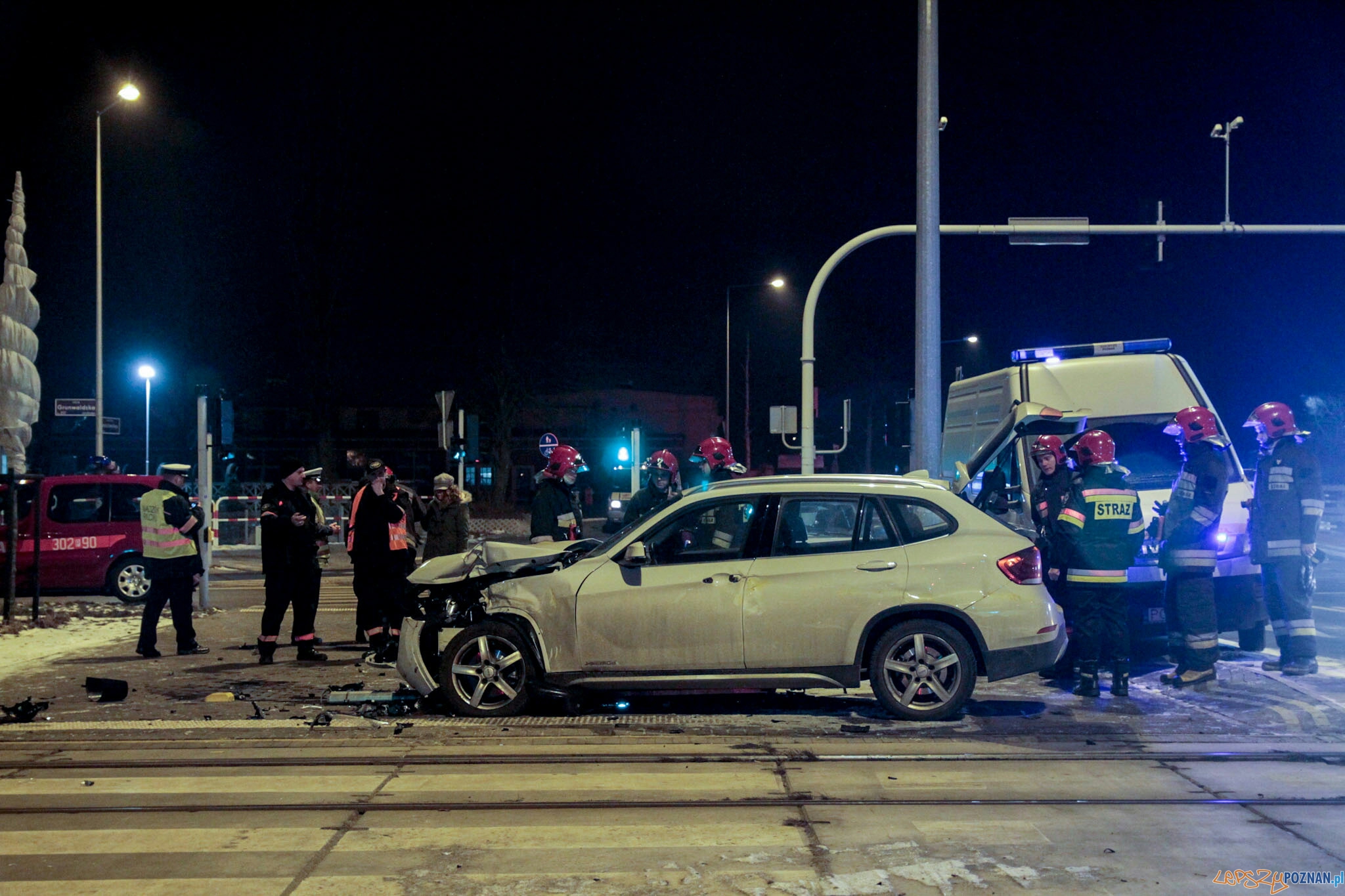 Zderzenie bimby z autem rondo Skubiszewskiego Foto: lepszyPOZNAN.pl / Paweł Rychter Zderzenie bimby z autem rondo Skubiszewskiego Foto: lepszyPOZNAN.pl / Paweł Rychter