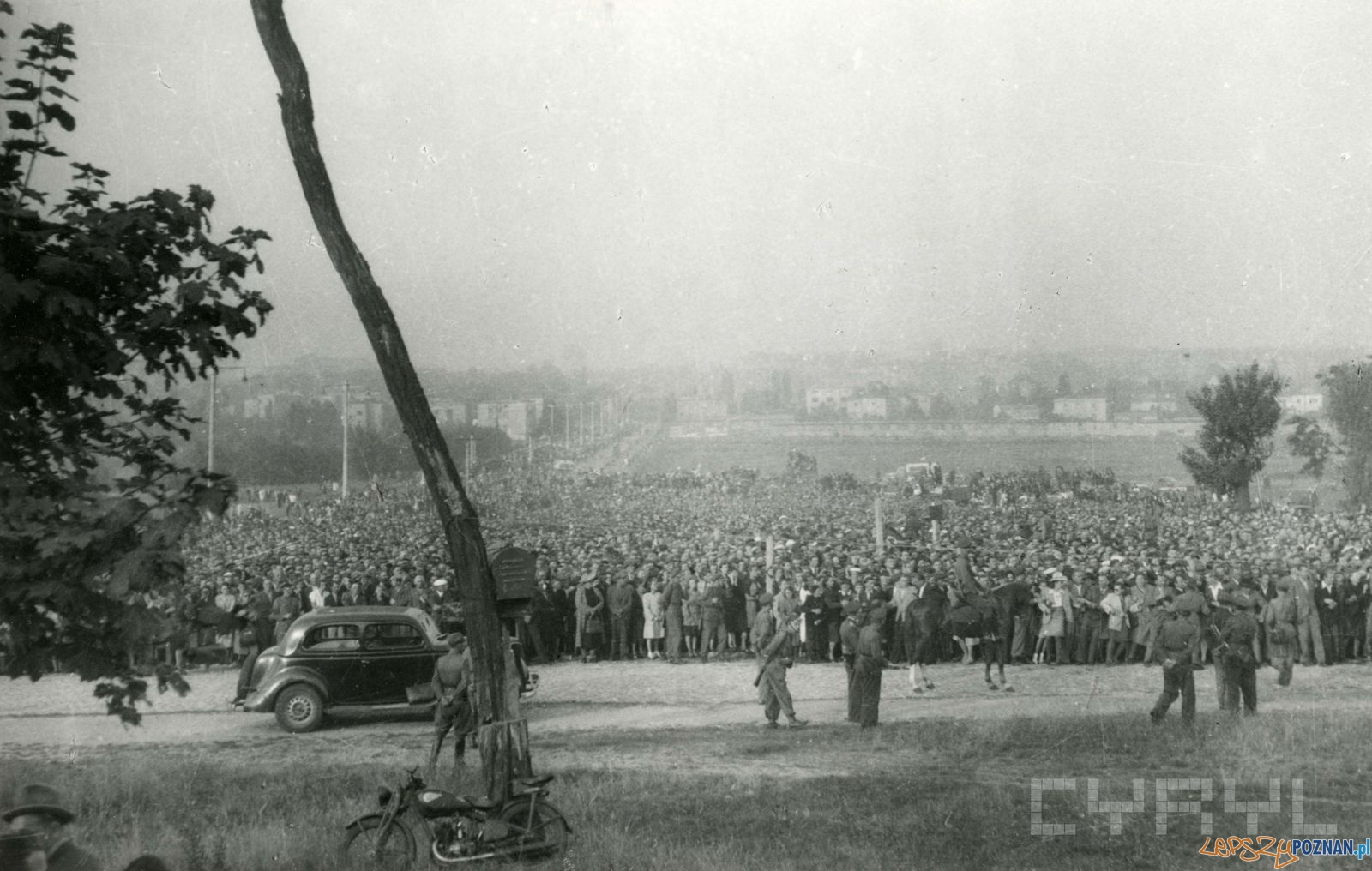 Poznaniacy na Cytadeli przed egzekucja Greisera 21.07.1946 Foto: Zbigniew Zielonacki / Cyryl Poznaniacy na Cytadeli przed egzekucja Greisera 21.07.1946 Foto: Zbigniew Zielonacki / Cyryl