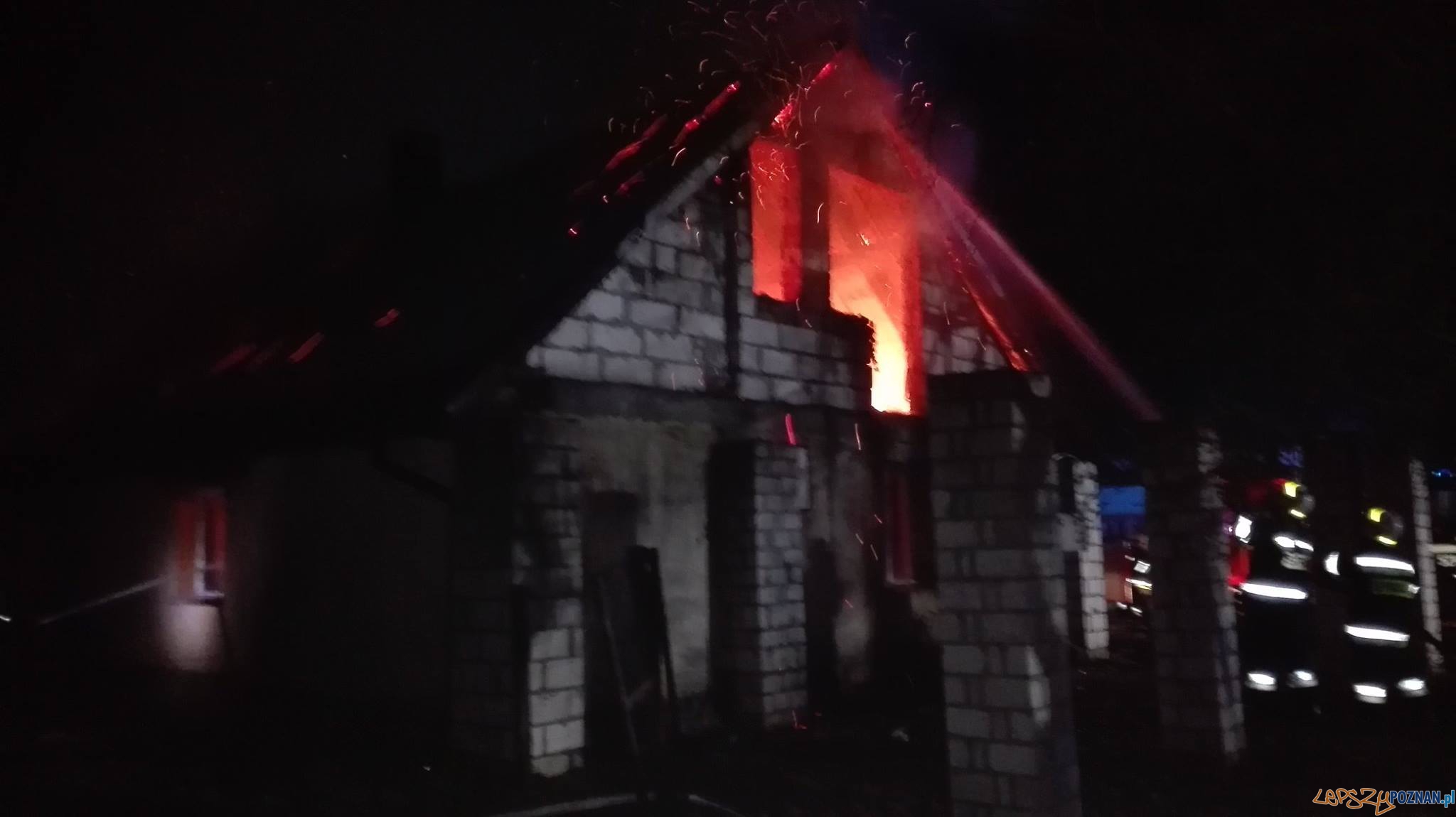 Poranny pożar domu Foto: OSP Skoki / T. Przykucki, K. Wontroba Poranny pożar domu Foto: OSP Skoki / T. Przykucki, K. Wontroba