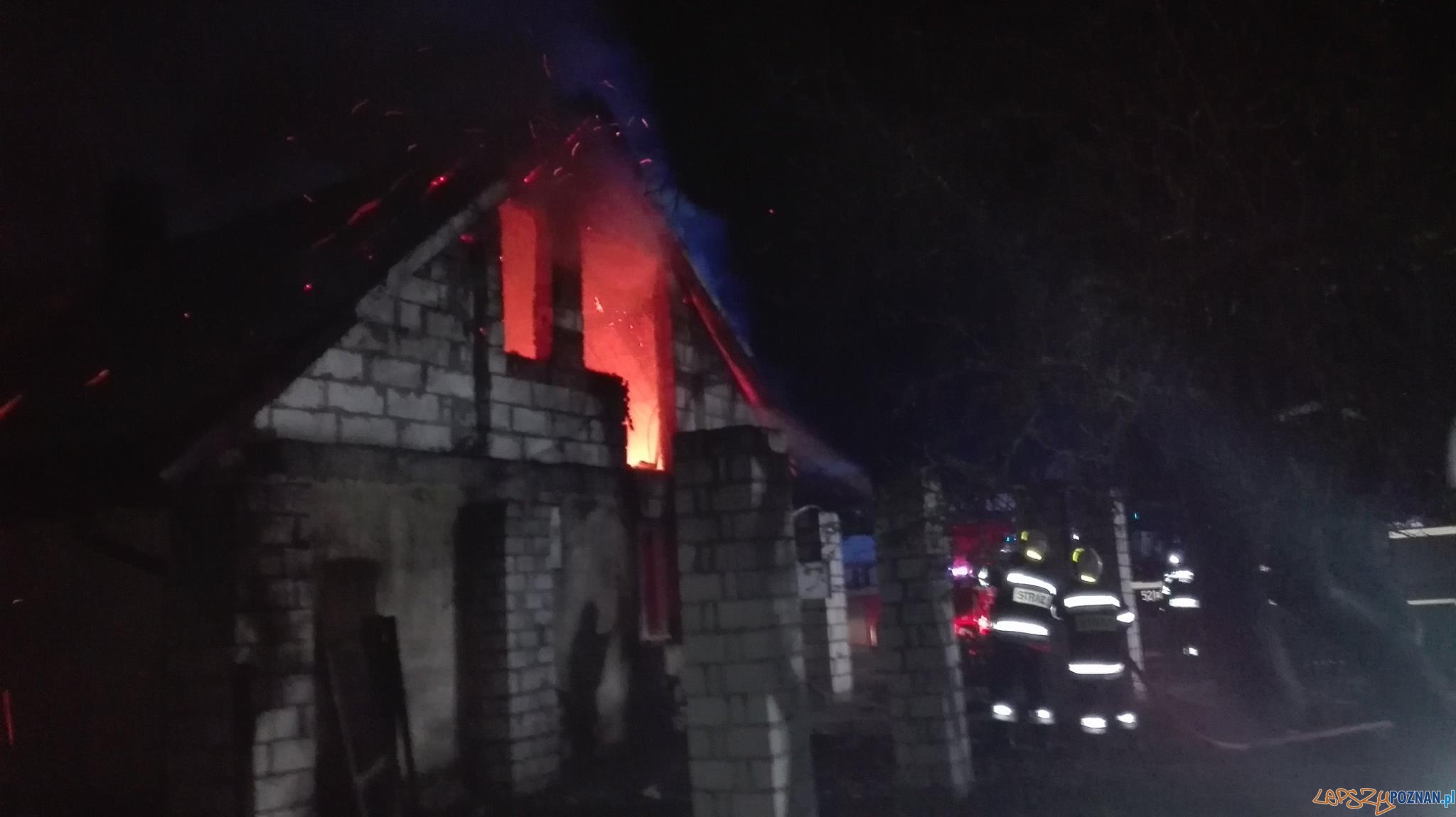 Poranny pożar domu Foto: OSP Skoki / T. Przykucki, K. Wontroba Poranny pożar domu Foto: OSP Skoki / T. Przykucki, K. Wontroba