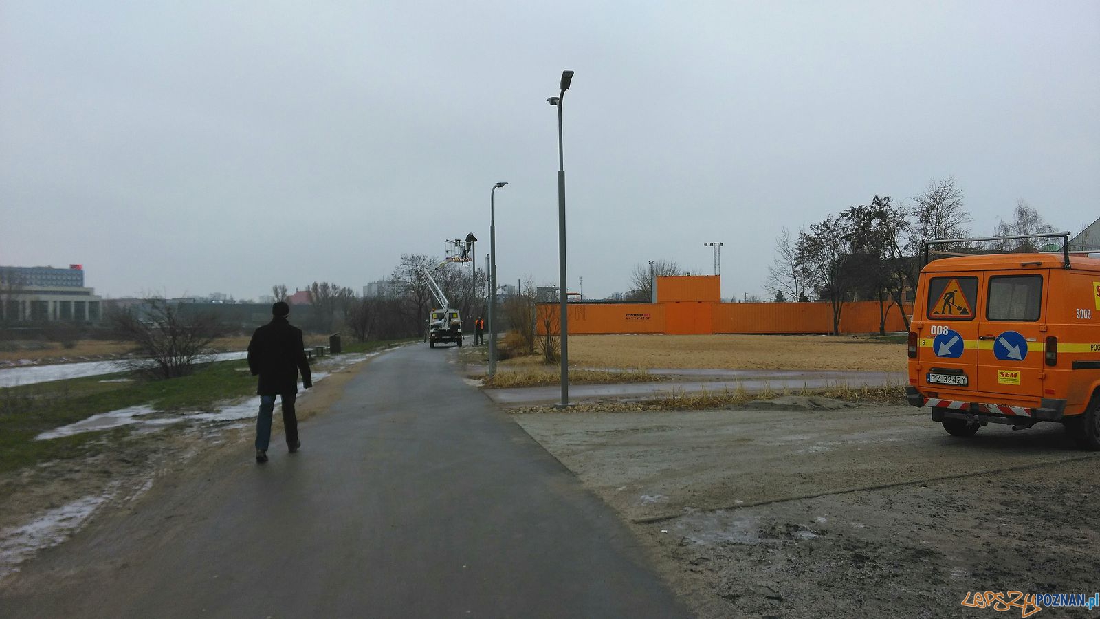 Montaż oświetlenia przy Wartostradzie Foto: Tomasz Dworek Montaż oświetlenia przy Wartostradzie Foto: Tomasz Dworek